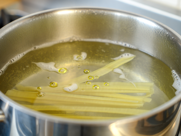 Mengapa Anda tidak boleh memasukkan minyak ke dalam air pasta?