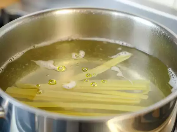 Mengapa Anda tidak boleh memasukkan minyak ke dalam air pasta?