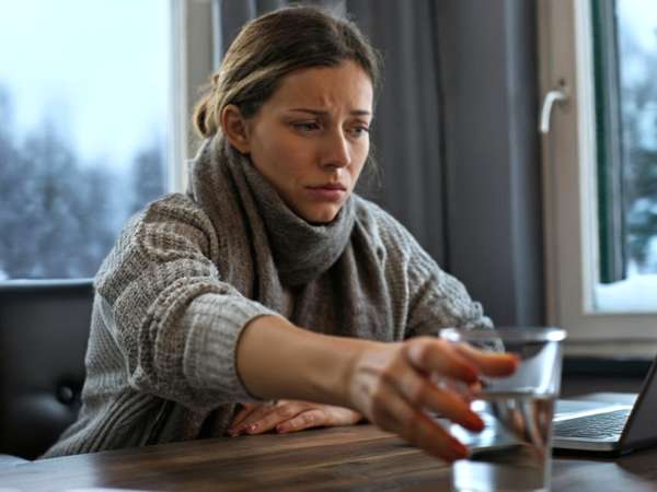 Dehidrasi diam-diam: mengapa sangat sulit untuk minum air dalam cuaca dingin dan bagaimana cara mengatasinya dengan mudah