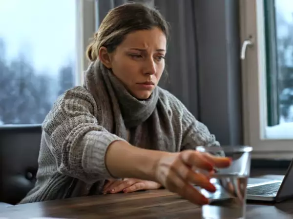 Dehidrasi diam-diam: mengapa sangat sulit untuk minum air dalam cuaca dingin dan bagaimana cara mengatasinya dengan mudah