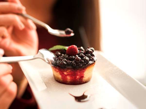 Hidangan penutupnya juga sama. Sensasinya berbeda: tahukah Anda bahwa alat makan dapat mengubah rasanya?