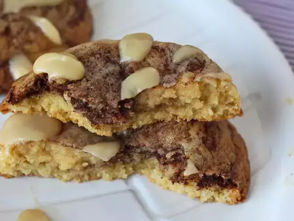 Cita rasa gulungan kayu manis dalam sekumpulan kue kering? Kombinasi ini terlalu bagus untuk diabaikan