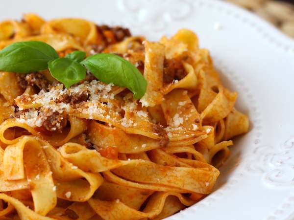 Inilah alasan mengapa saus bolognese buatan sendiri ini membuat pasta seribu kali lebih enak