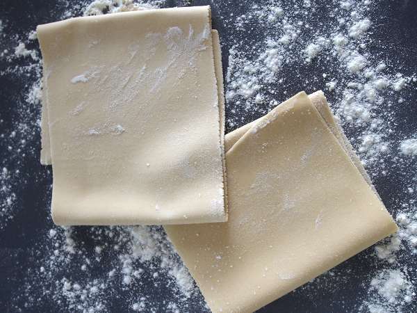 Ini adalah pasta lasagna buatan sendiri yang sempurna: Anda tidak perlu memasaknya terlebih dahulu dan rasanya pun lebih lezat