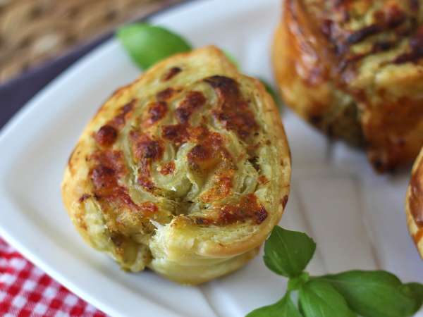 Kue puff pesto ini hanya membutuhkan waktu 15 menit untuk menyiapkannya... dan menghilang lebih cepat lagi