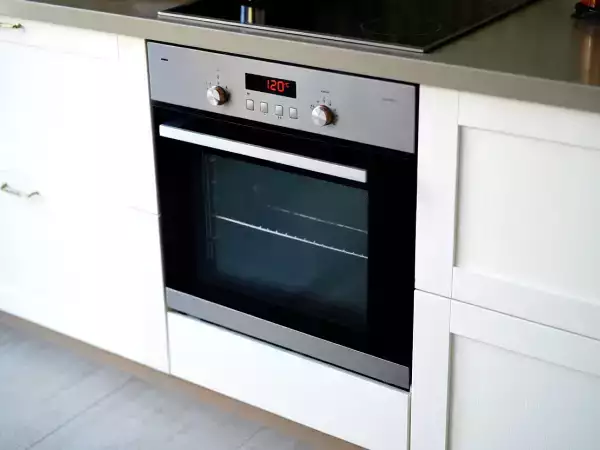 Mengapa memilih oven dengan bantuan kipas? Keuntungan nyata dalam penggunaan sehari-hari