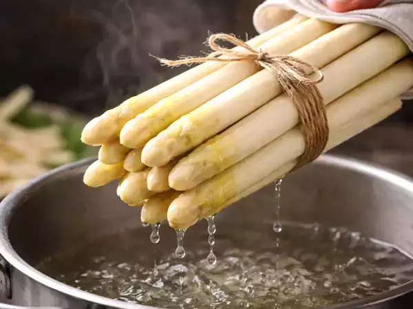 Mengapa koki top memasak asparagus putih dalam satu bundel