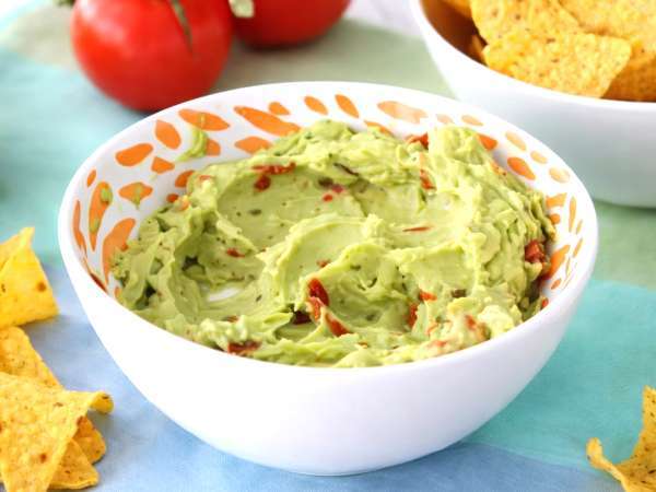 Cara terbaik untuk menyimpan guacamole agar tidak berubah warna menjadi cokelat keesokan harinya.