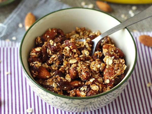 Granola renyah ini hanya membutuhkan waktu 15 menit untuk menyiapkannya... tanpa menyalakan oven.