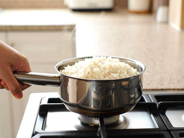 Cara terbaik untuk menyimpan nasi agar tidak kering dan hambar keesokan harinya