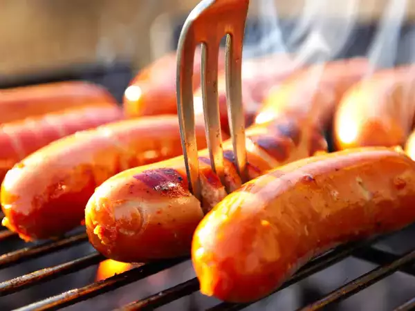 Mengebor sosis sebelum memasaknya: kesalahan umum atau trik cerdik? kebenaran yang mengubah segalanya