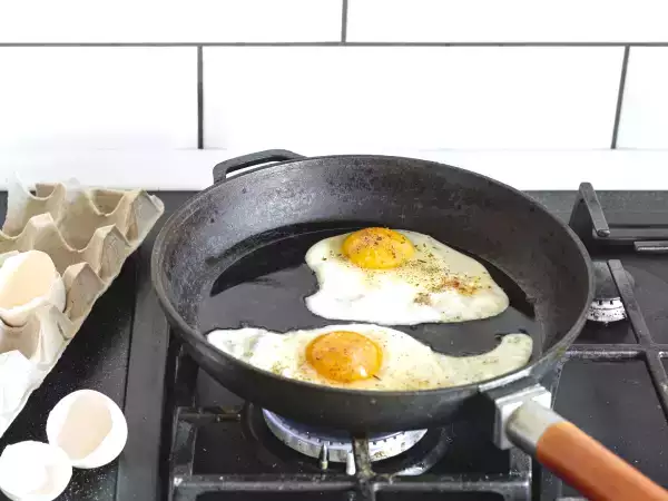 Telur goreng yang sempurna: rahasia dan tip untuk resep yang sangat mudah