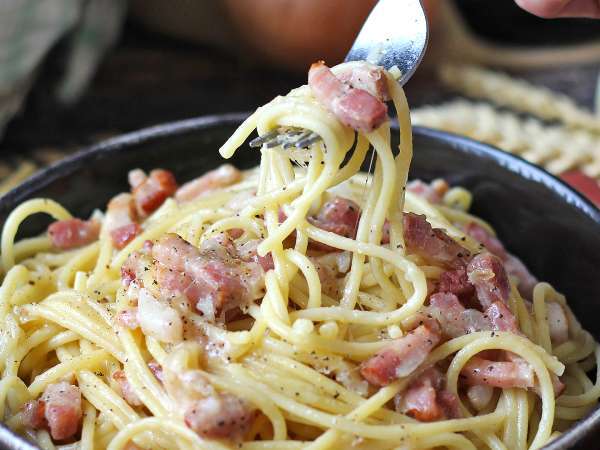 Bacon kubus: bahan yang selalu ada di lemari es Anda dan 12 resep cerdik untuk menghemat setiap makan malam (cepat dan tak tertahankan)