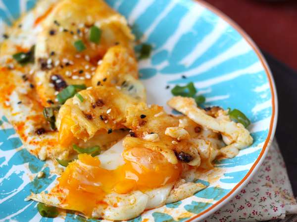 Apakah Anda memiliki 2 butir telur dan sedikit waktu? Resep ini akan menyelamatkan makan malam Anda (dan mungkin juga sarapan!)