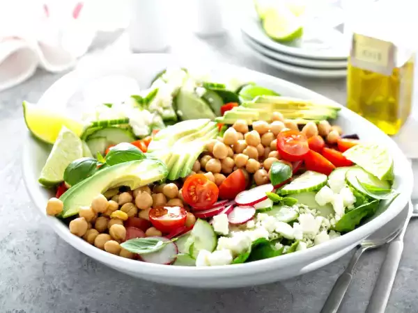 Kecilkan perut Anda: salad yang siap dalam 10 menit ini menarik perhatian para ahli