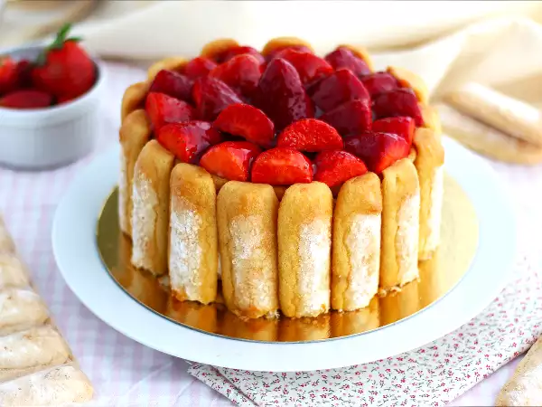 Charlotte stroberi sederhana ini jelas merupakan hidangan penutup musim semi favorit kami!