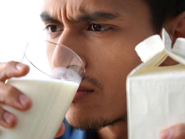 Haruskah susu kedaluwarsa benar-benar dibuang? Apa yang dikatakan sains dan cara menggunakannya kembali tanpa risiko