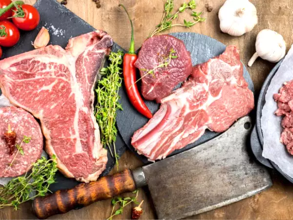 Mengapa daging harus selalu dikeluarkan dari lemari es sebelum dimasak (dan untuk berapa lama)