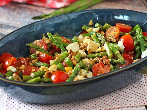 Mereka sedang dalam masa jayanya: 9 resep dengan asparagus hijau untuk memanfaatkan musim ini sebaik-baiknya
