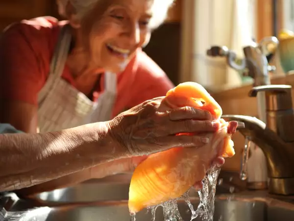 Apakah Anda benar-benar harus mencuci ayam sebelum memasaknya? Kebenaran yang tidak pernah diberitahukan oleh ibu dan nenek Anda