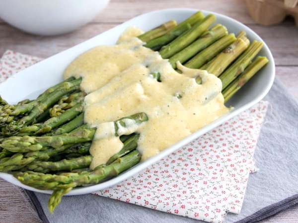 3 saus yang menyempurnakan asparagus hijau tanpa menutupi rasanya