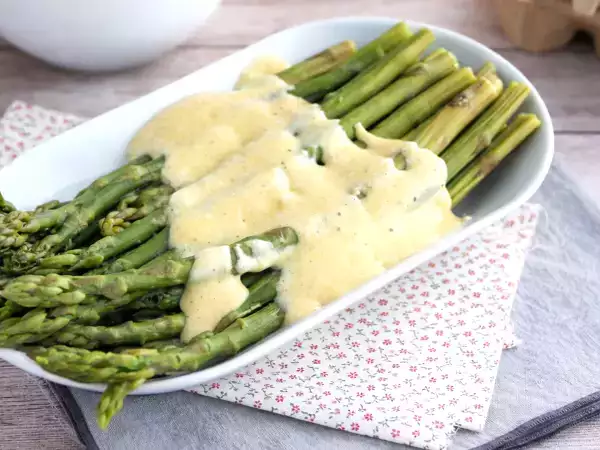 3 saus yang menyempurnakan asparagus hijau tanpa menutupi rasanya