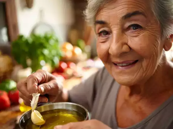 Nenek selalu tahu: bawang putih harus dibuang dan alasannya tidak seperti yang Anda pikirkan