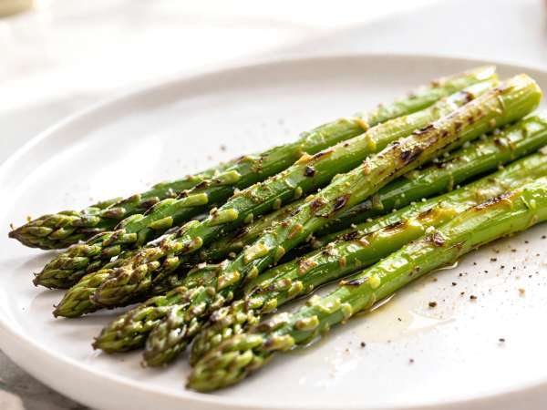 Cara memasak asparagus hijau: kapan harus memanggang, merebus, mengukus, dan memanggangnya