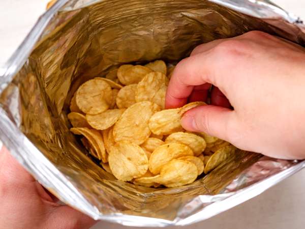 Mengapa ada begitu banyak udara di dalam kantong keripik? Apakah kita ditipu?