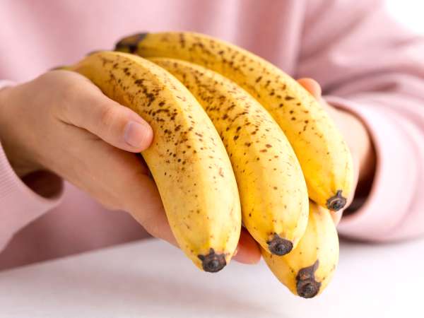 Cara membuat pisang bertahan lebih lama dan mencegahnya menjadi hitam terlalu cepat