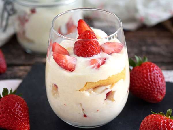 Tiramisu stroberi: versi musim semi dari hidangan klasik Italia