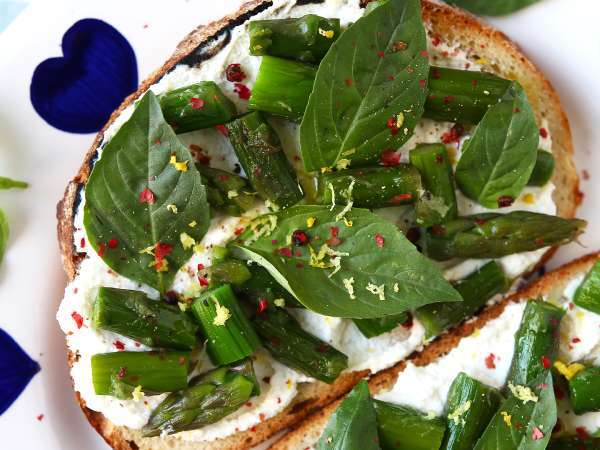 Bruschetta musim semi yang diinginkan semua orang: segar, lembut, dan siap dalam hitungan menit