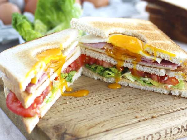 Mengapa club sandwich disebut demikian, bukan karena apa yang Anda pikirkan.