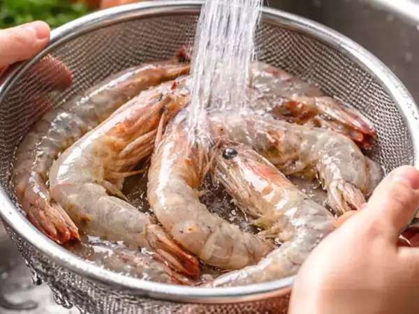 Apakah Anda mencuci udang sebelum dimasak? Pahami mengapa gerakan umum ini bisa menjadi kesalahan terbesar Anda