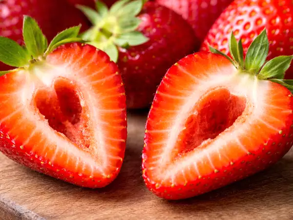 Mengapa beberapa stroberi memiliki lubang di dalamnya? Ada alasan yang tak terucapkan