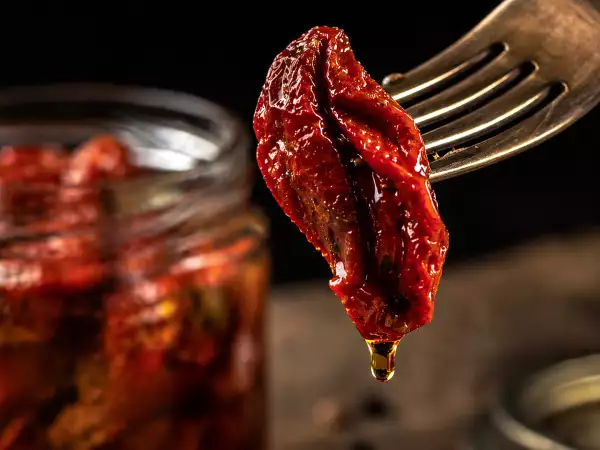 Tomat yang dikeringkan dengan minyak: konsentrat rasa di dapur dan 10 resep untuk memaksimalkannya.