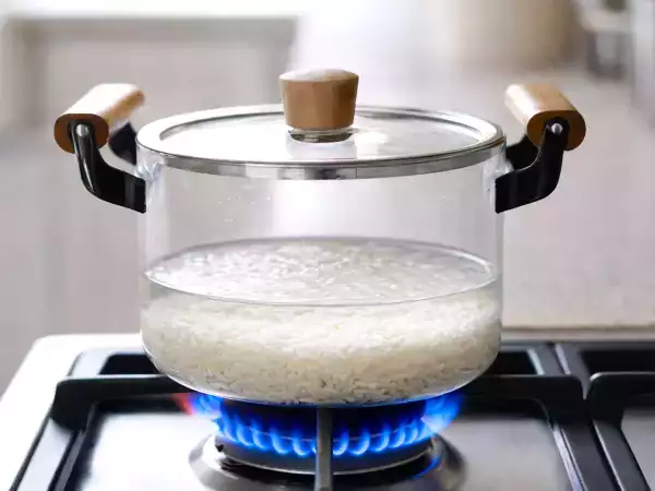 Anda tidak perlu menakar air: trik sederhana untuk nasi yang hampir tidak ada yang menggunakannya