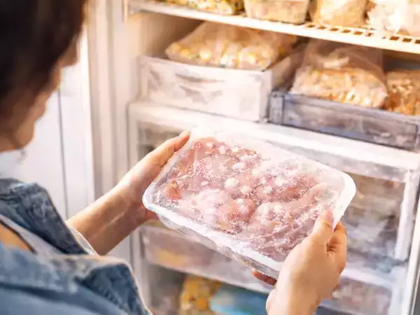 Lupa mencairkan es? Trik sederhana ini memperbaikinya dalam hitungan menit dan menyimpan makanan apa pun