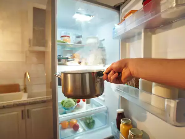 Mengapa lebih baik membiarkan panci dengan sisa makanan mendingin sebelum dimasukkan ke dalam lemari es