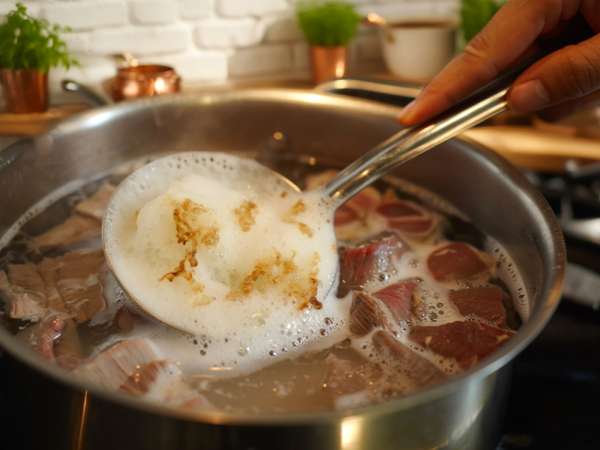 Busa aneh pada daging itu memiliki penjelasan yang mengubah segalanya di dapur
