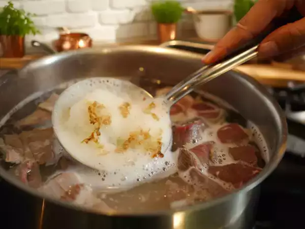 Busa aneh pada daging itu memiliki penjelasan yang mengubah segalanya di dapur