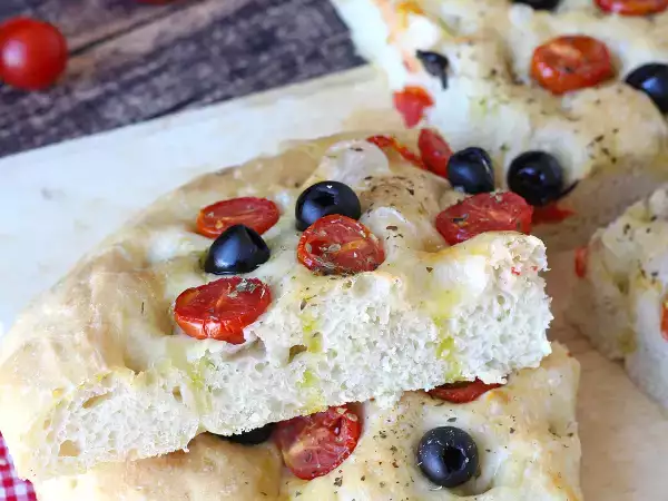 Focaccia tebal dengan tomat ceri dan zaitun ini sudah memikat sejak aromanya tercium: resep yang wajib dicoba