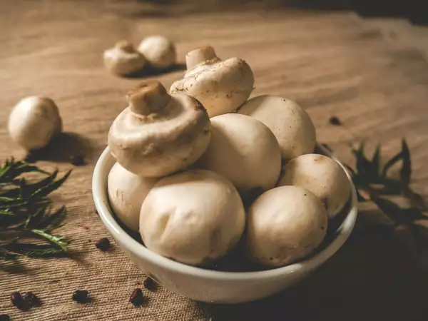 Apakah jamur kancing perlu dikupas sebelum dimasak?