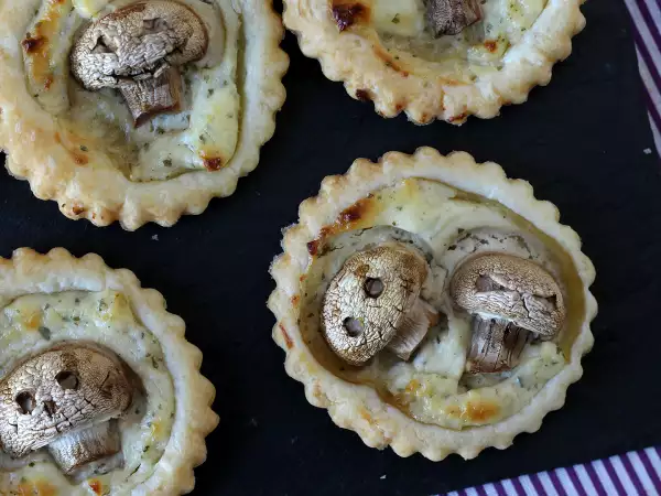 Tart mini jamur ini cocok disajikan sebagai camilan saat Halloween