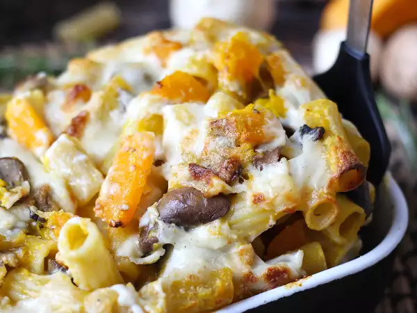 Pasta panggang ini memadukan kelembutan dan aroma musim gugur, menghadirkan cita rasa musim ini di meja makan