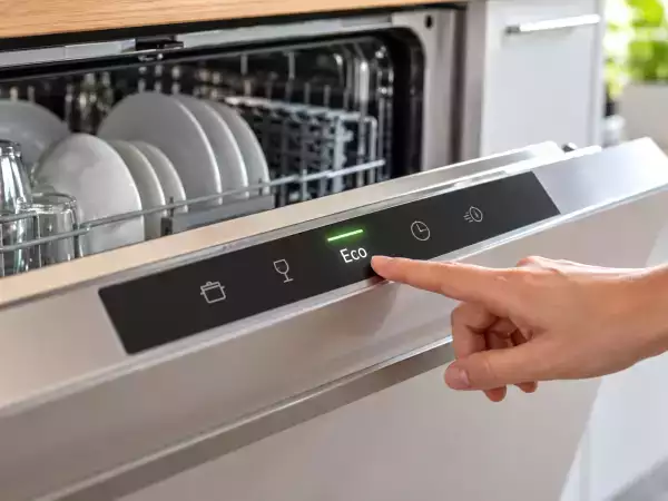 Apakah mode Eco pada mesin pencuci piring benar-benar menghemat energi? Lihat seberapa banyak yang bisa Anda hemat