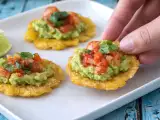 Artikel: Memasak dengan mengalir: Patacones Kolombia dengan hogao dan guacamole untuk menonton serial ini sekaligus.
