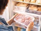 Artikel: Lupa mencairkan es? Trik sederhana ini memperbaikinya dalam hitungan menit dan menyimpan makanan apa pun