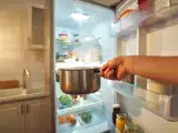 Artikel: Mengapa lebih baik membiarkan panci dengan sisa makanan mendingin sebelum dimasukkan ke dalam lemari es