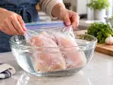 Artikel: Lupa mencairkan ayam? Tiga cara aman ini bisa menyelamatkan makan malam tanpa risiko keracunan makanan